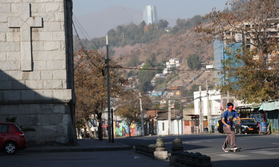 Chile vota em plebiscito para decidir se adota nova Constituição