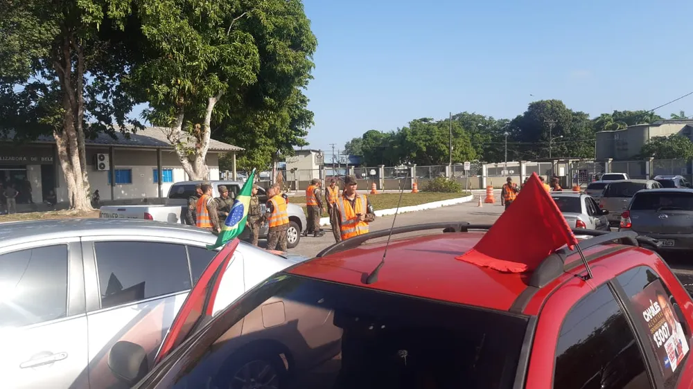 Professor recebe voz de prisão após estacionar carro com bandeira do PT em colégio militar