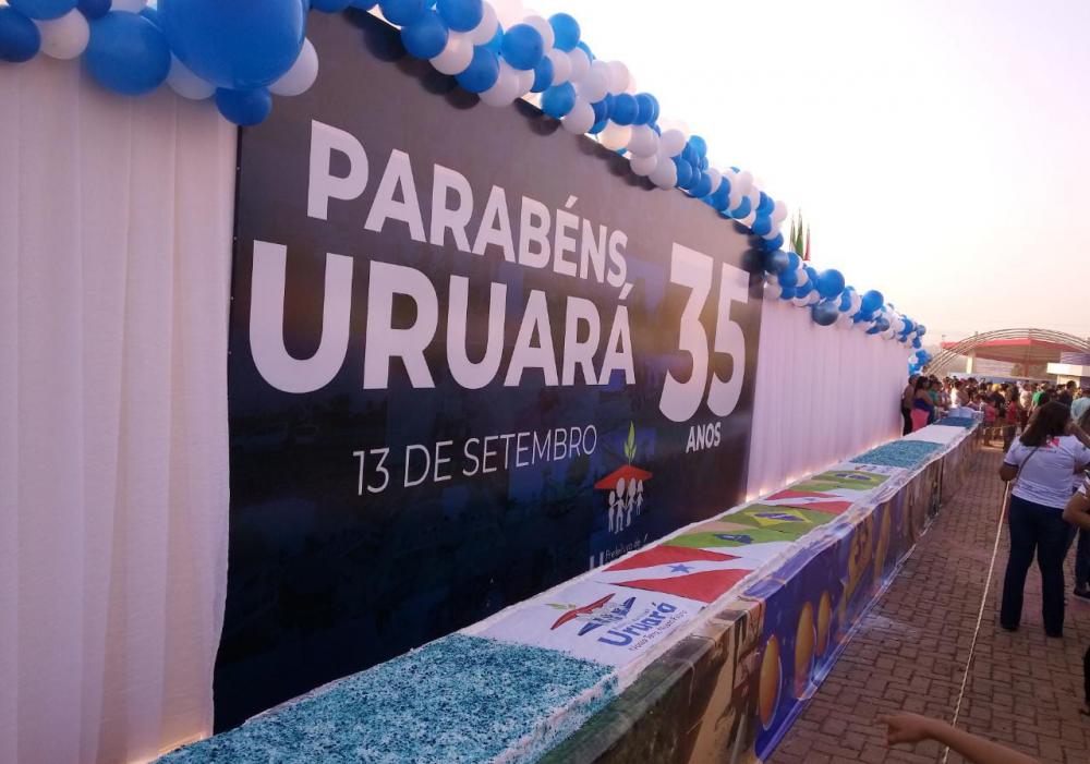 Uruará comemora 35 anos de emancipação com bolo gigante em praça pública