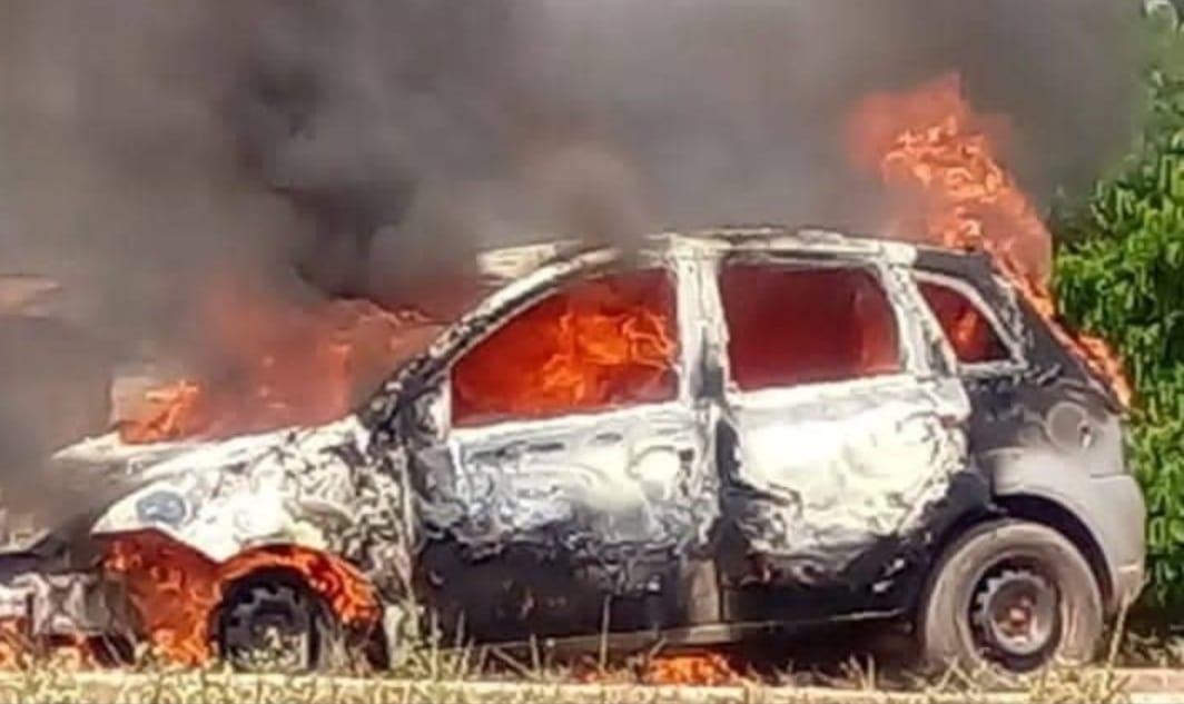 Carro pega fogo no meio da rua no sul do Pará