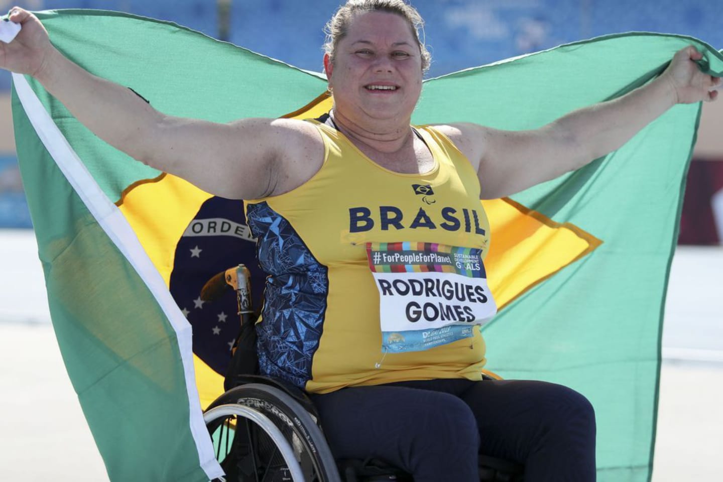 Brasileira quebra recorde mundial no arremesso de peso classe F52