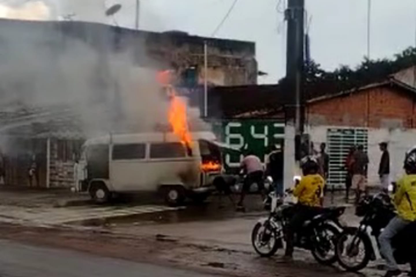Kombi pega fogo em posto de combustível no Pará
