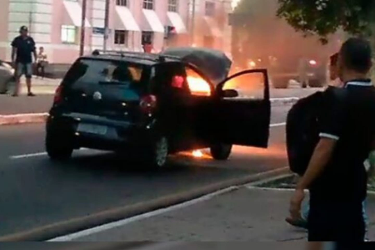 Carro pega fogo em via pública no Pará