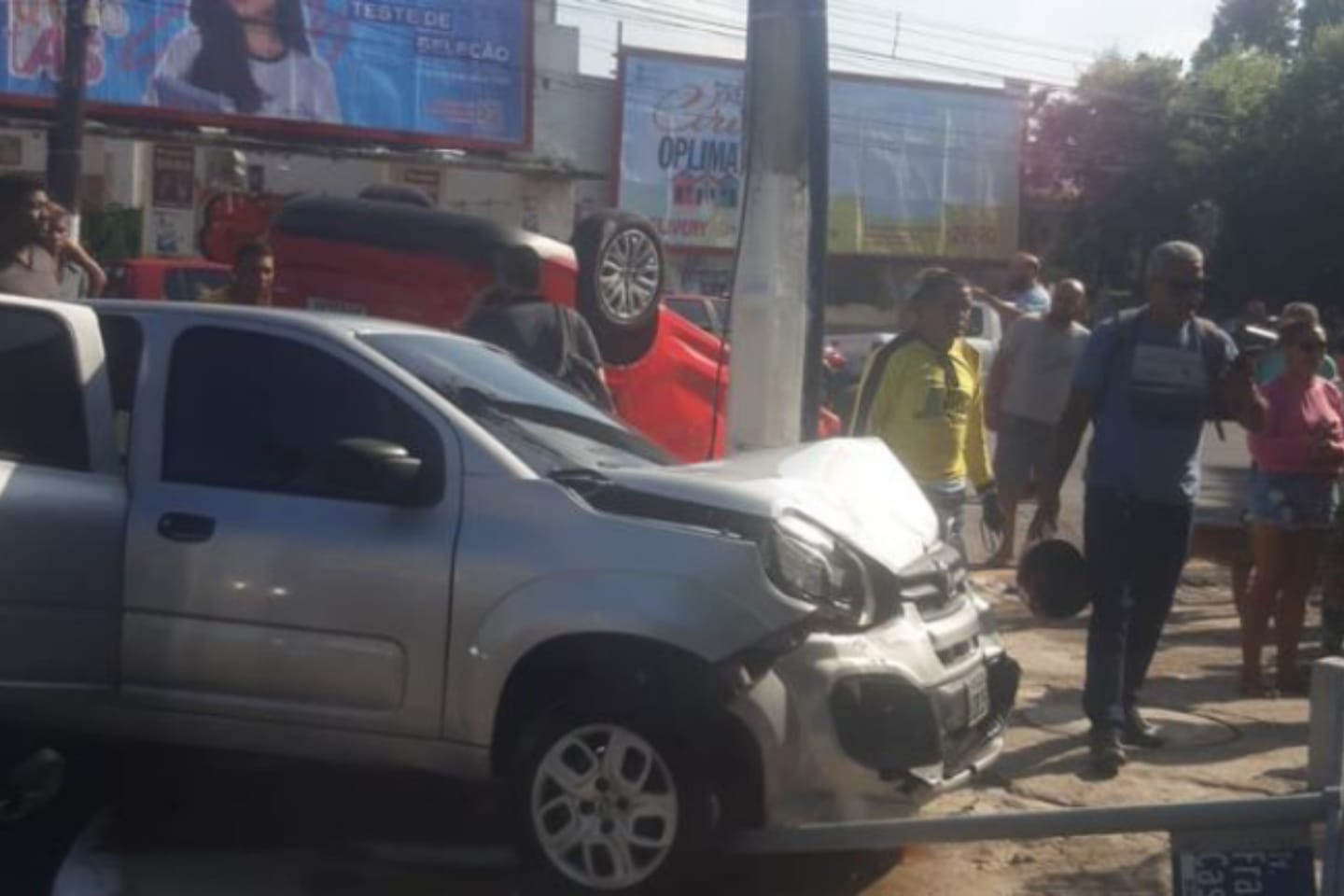 Carro capota e outro invade calçada em acidente de trânsito no Pará