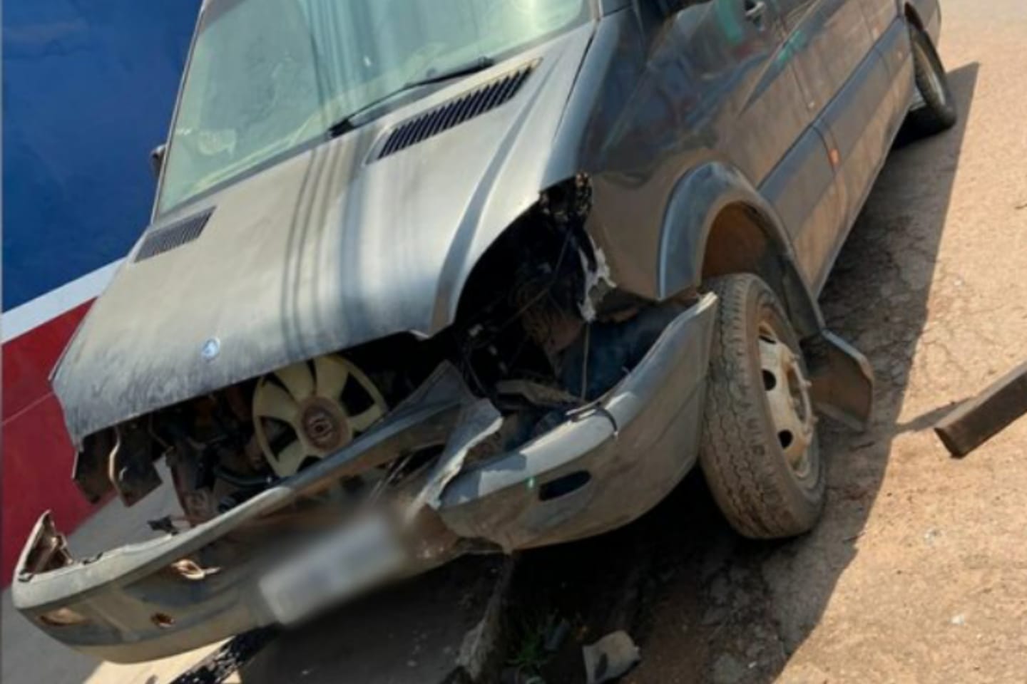 Motorista na contramão colide com van estacionada no sudoeste do Pará