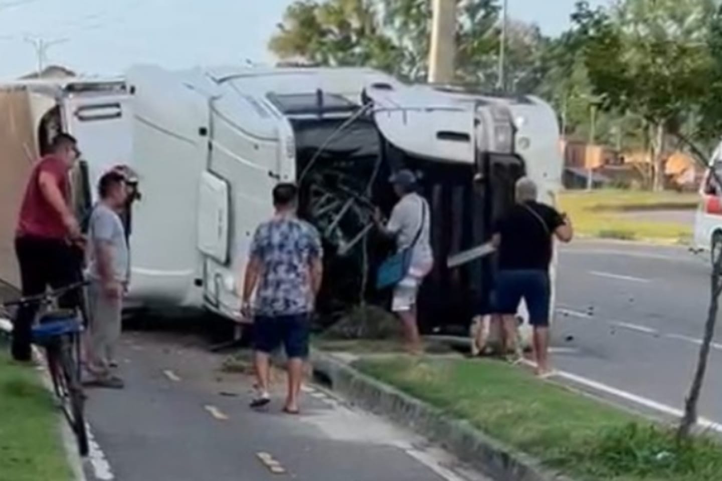 Carreta tomba e interdita trânsito no Pará