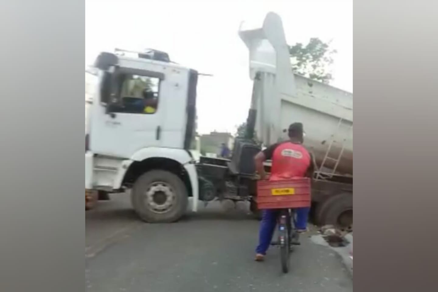 Carreta cai em buraco e dificulta trânsito em Ananindeua