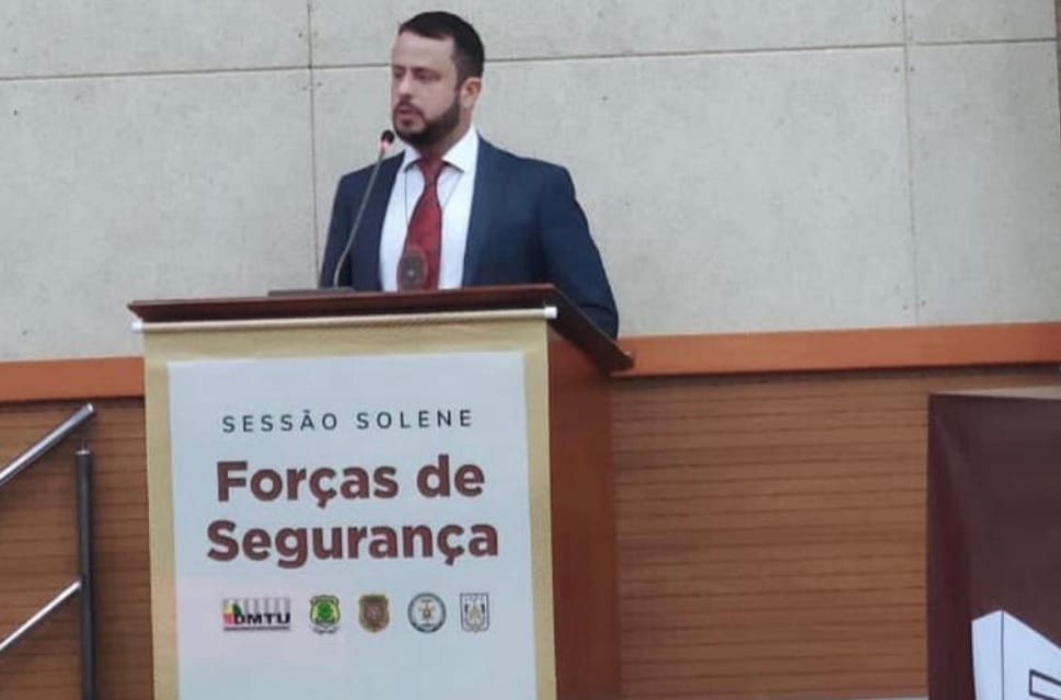 Delegado Vinícius Cardoso recebe honraria na Câmara Municipal de Marabá