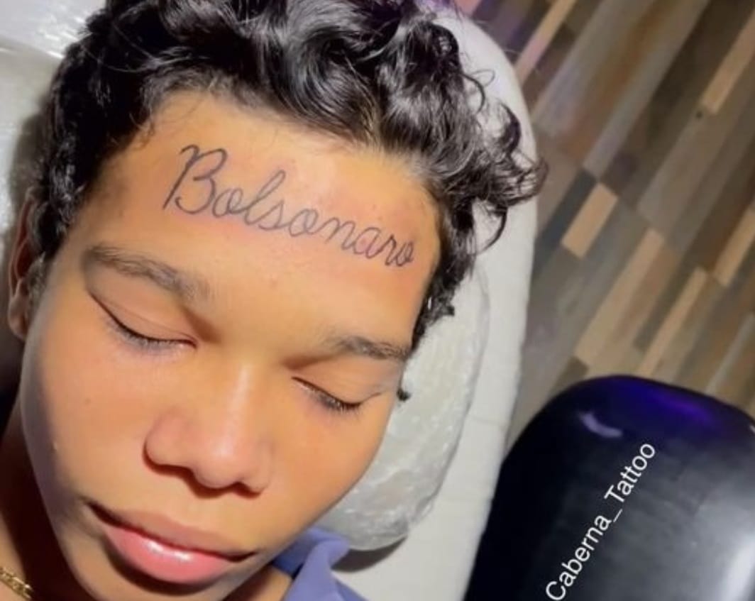 Jovem viraliza ao tatuar “Bolsonaro” na testa
