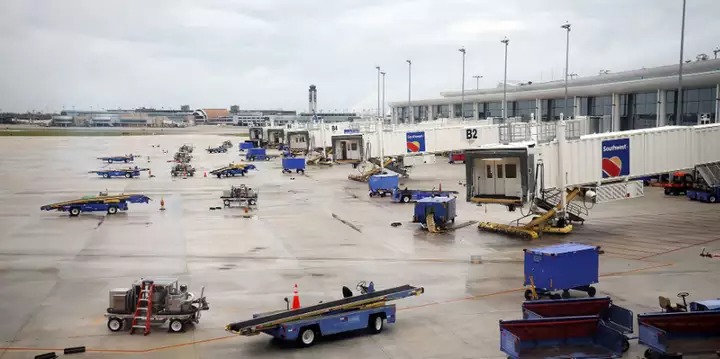 Mulher morre escalpelada após cabelo ficar preso em máquina de aeroporto
