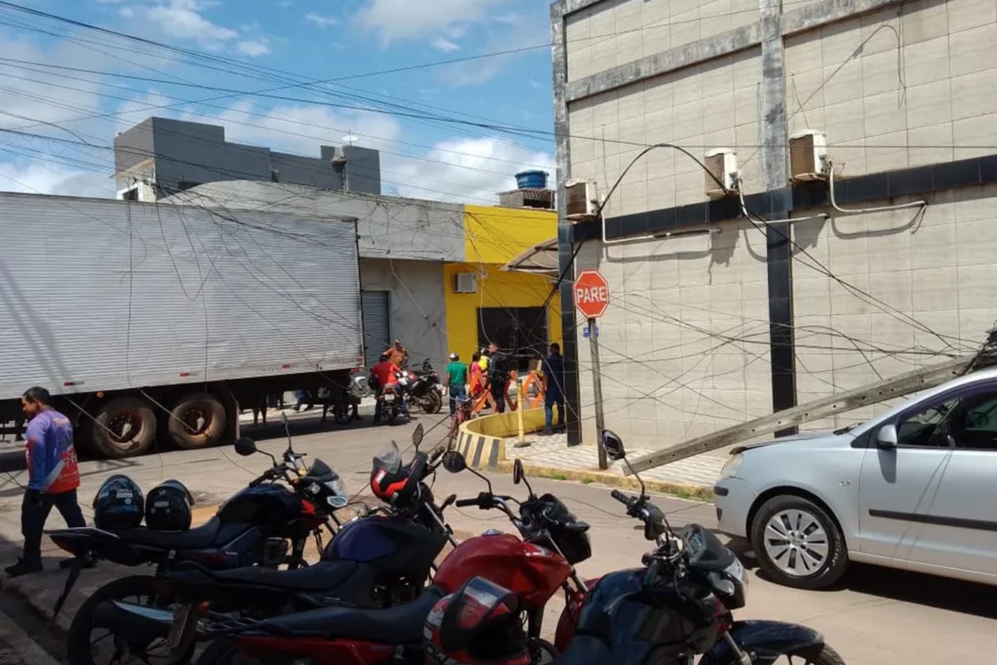 Caminhão derruba poste e motociclista é atingida no Pará