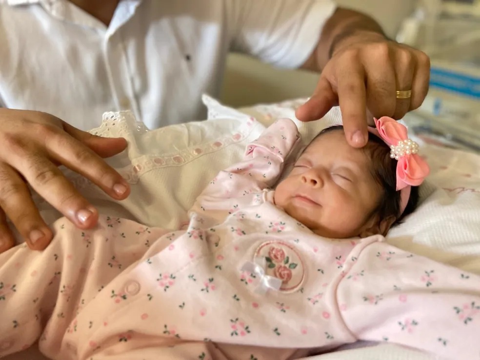 Após 3 meses na UTI neonatal, bebê prematuro recebe alta em hospital no Pará
