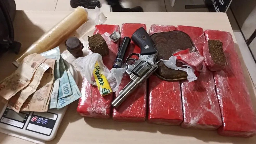 PM apreende drogas e arma dentro de casa em chamas na Folha 28