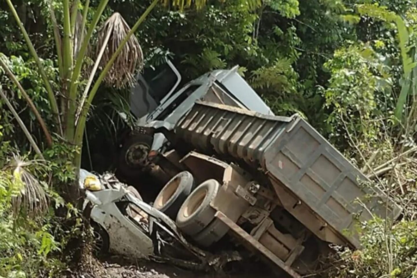 Caminhão e carro de passeio se envolvem em acidente no Pará