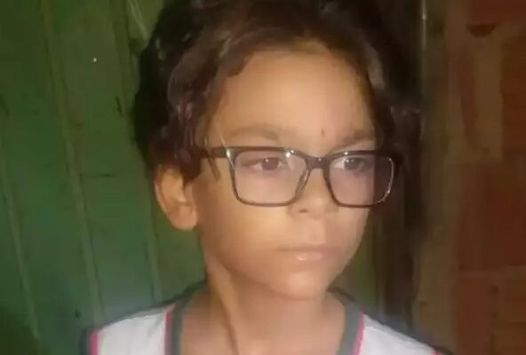 Família encontra criança que desapareceu após colocar fogo na casa da avó