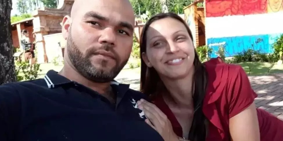 Homem mata ex-mulher e filho a tiros em frente a escola