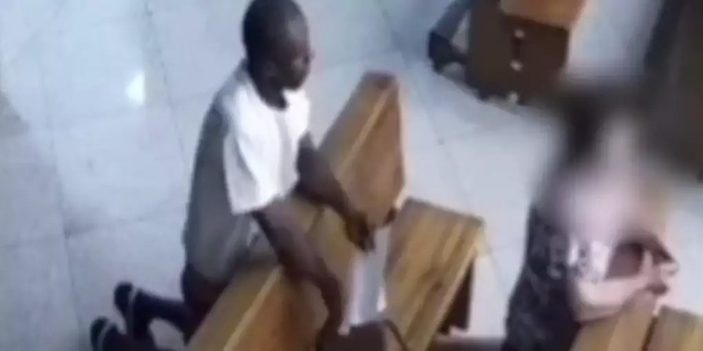 VÍDEO: Homem se passa por fiel e furta bolsa de mulher dentro de igreja