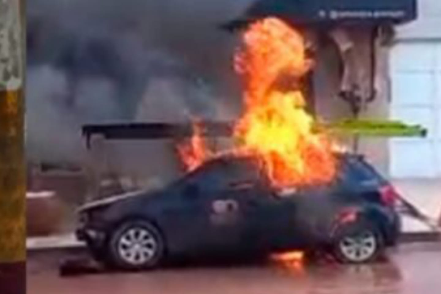 Carro pega fogo após ser atingindo por fiação elétrica no nordeste do Pará