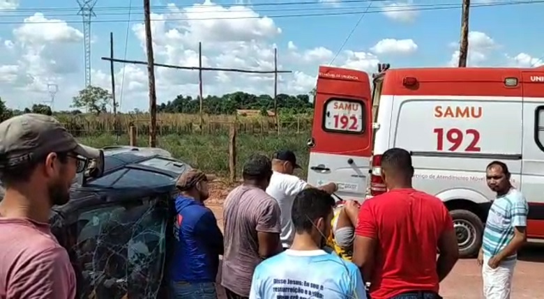 Mulher perde controle de veículo e bate contra poste no Pará