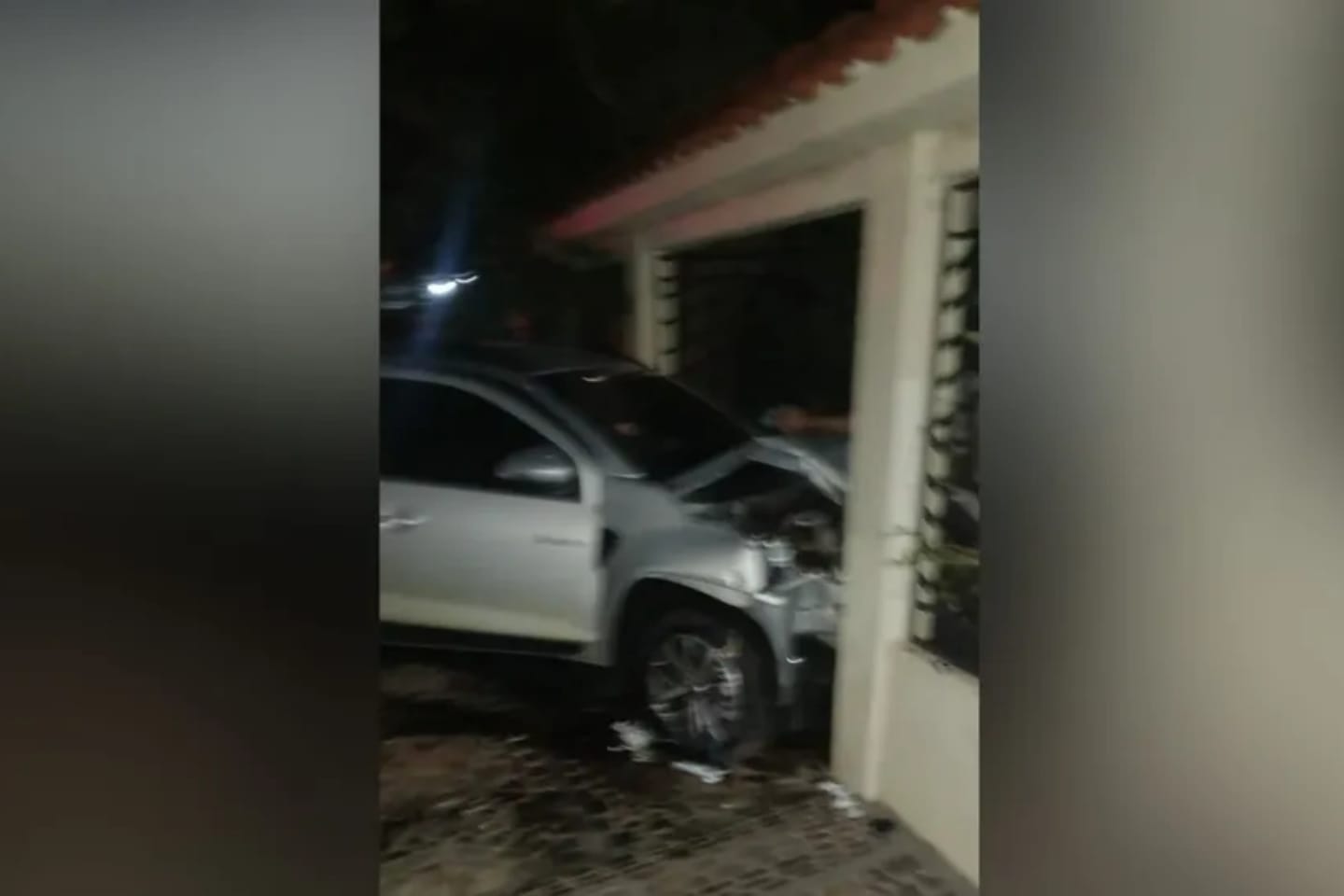 Motorista embriagado colide com trator e invade residência no oeste do Pará