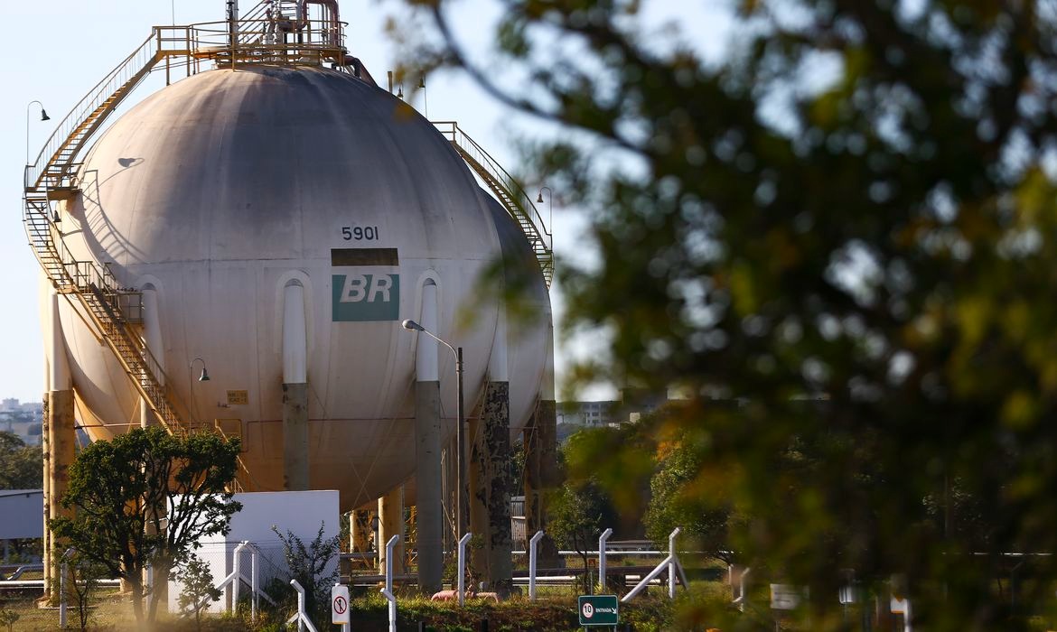 Investigação mira quadrilha de furto de combustível