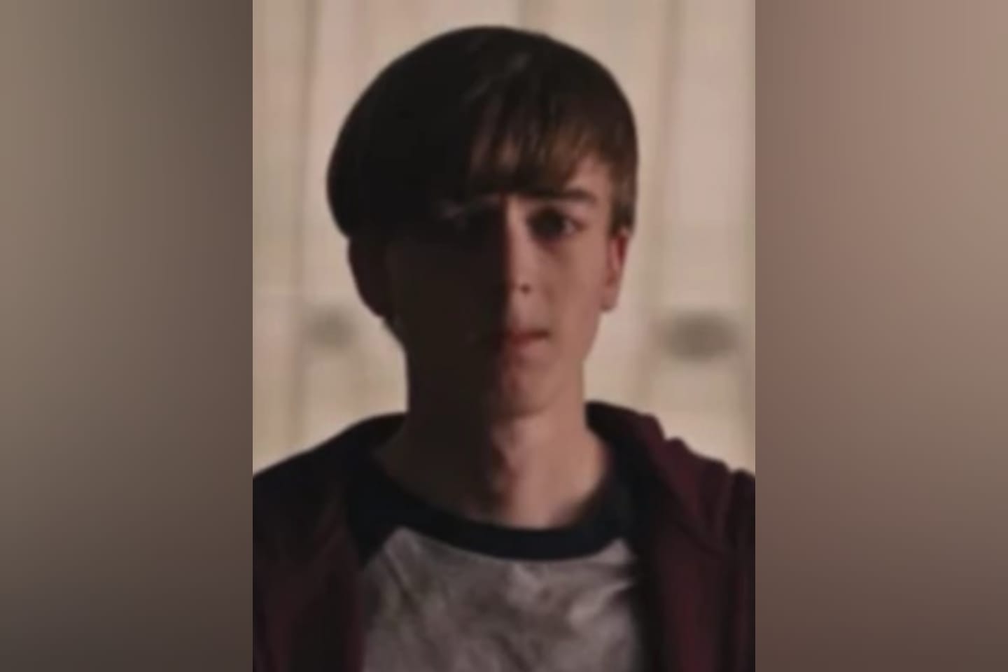Ator da série Riverdale é condenado por matar própria a mãe