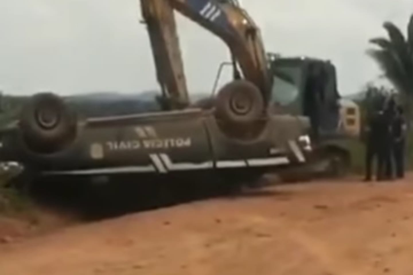 Viatura da Polícia Civil capota em estrada no sul do Pará