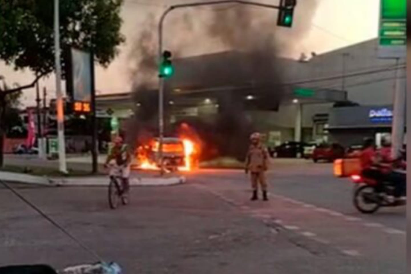 Veículo pega fogo em frente a posto de gasolina no Pará