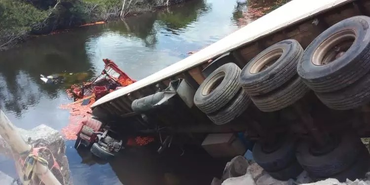 Caminhão carregado de tomate cai de cabeceira de ponte no nordeste do Pará