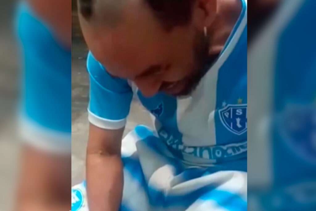 Torcedor do Paysandu perde aposta e faz corte de cabelo inusitado