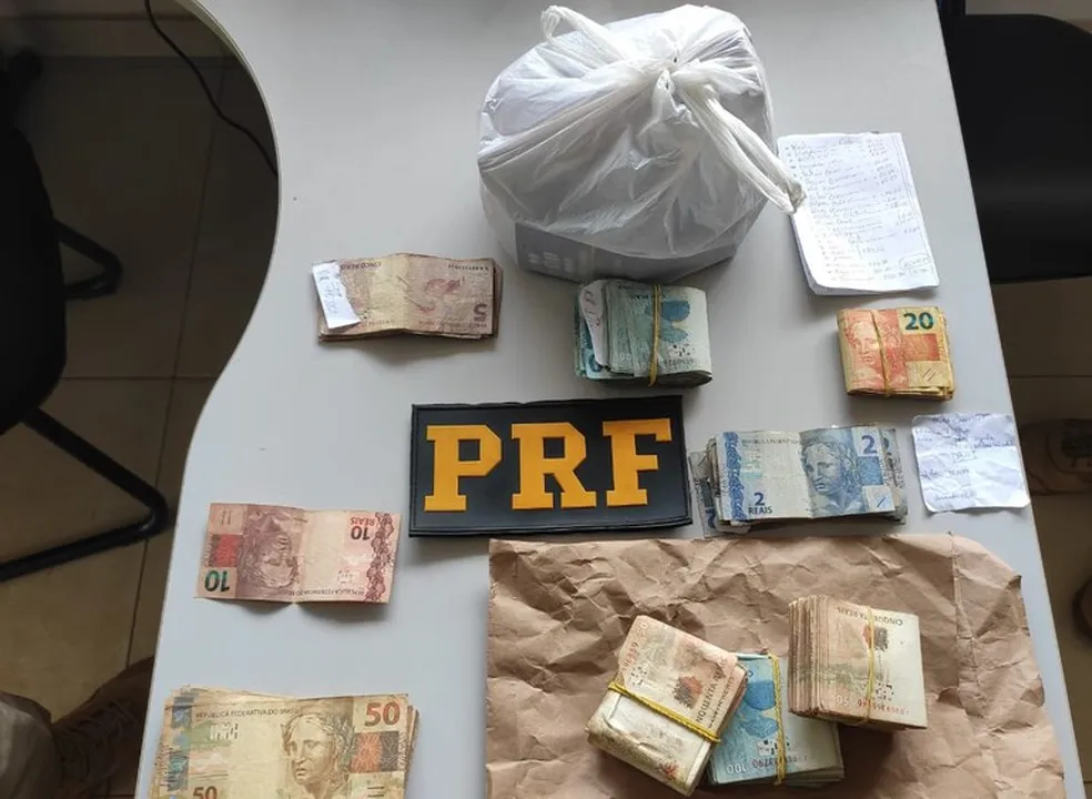 PRF prende homem com santinhos e R$ 25 mil em espécie no oeste do Pará