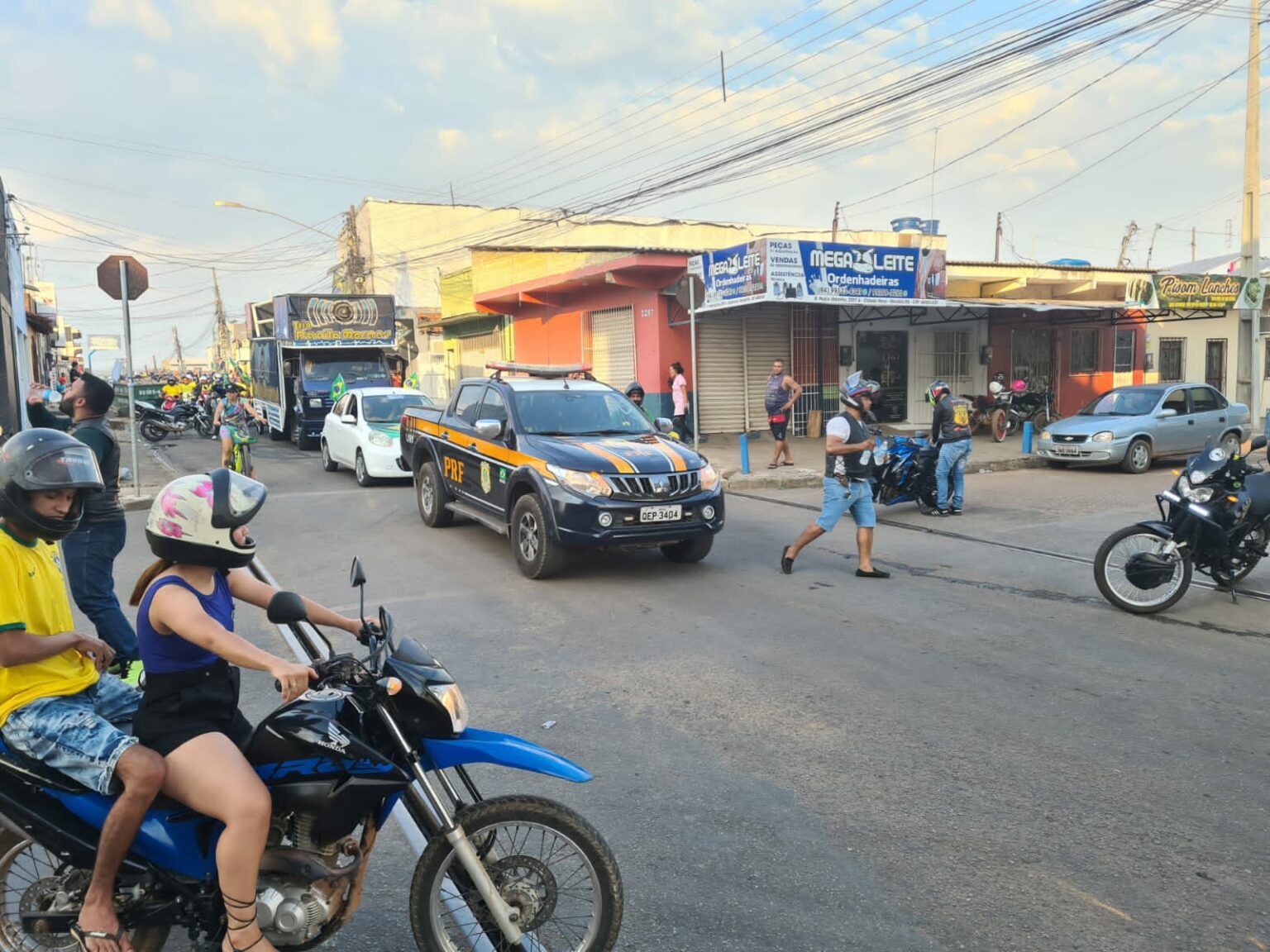 Viatura da PRF é vista em carreata pró-Bolsonaro em Marabá