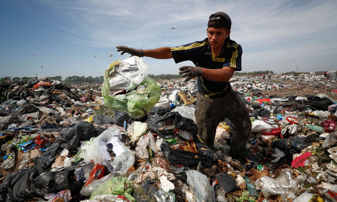 Argentinos sofrem com inflação de 100% e buscam lixões para sobreviver