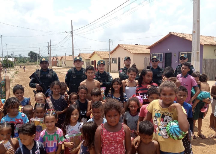 Policiais militares entregam mais de 500 brinquedos para crianças em Itupiranga