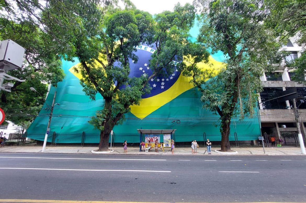 Justiça nega pedido para retirar bandeira do Brasil gigante de Assembleia de Deus em Belém