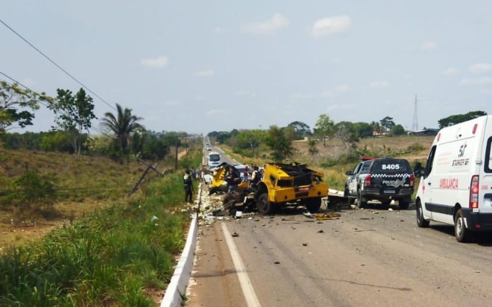 Assaltantes explodem carro-forte na BR-155