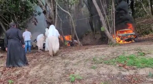Quatro carros de religiosos são consumidos por fogo no sudeste do Pará