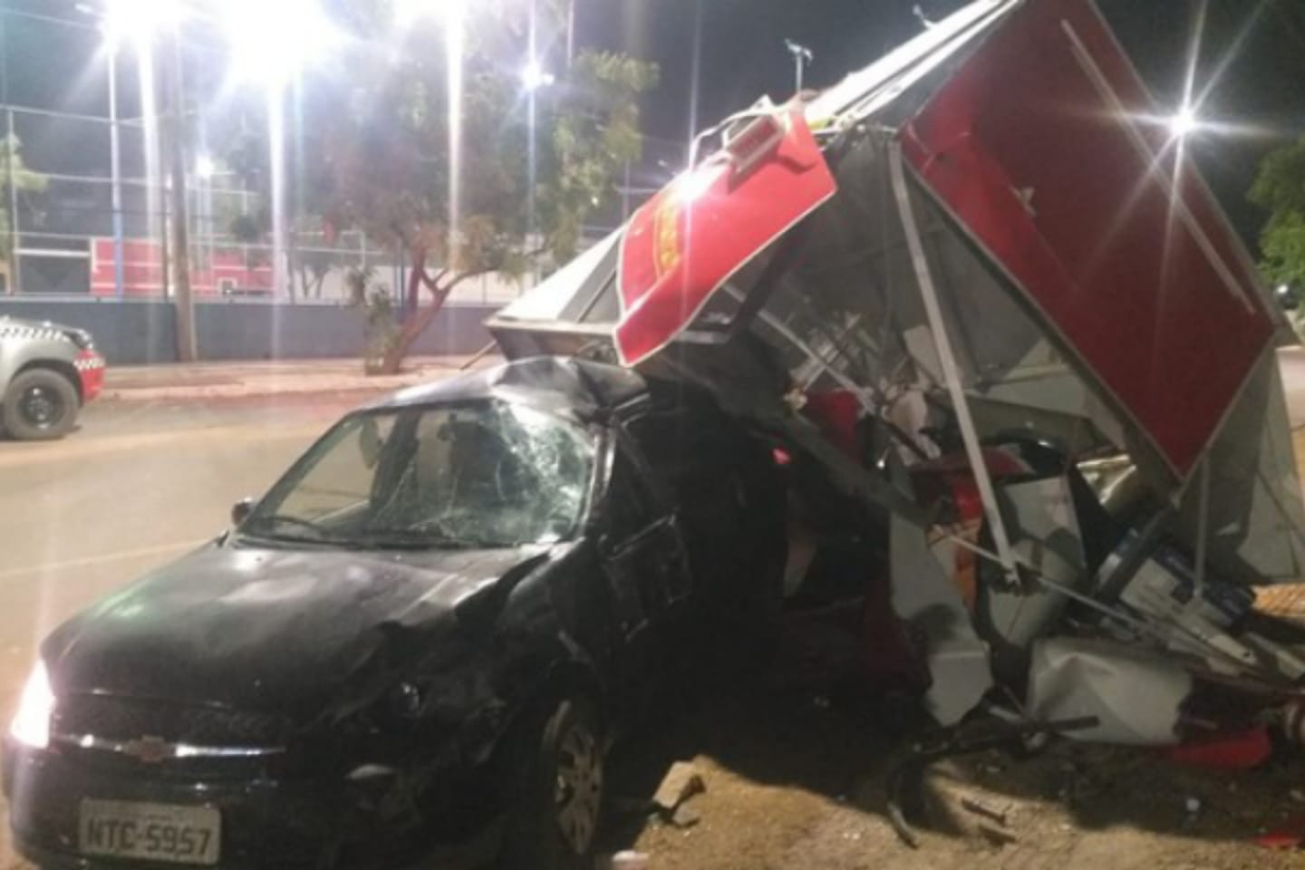 Motorista em alta velocidade perde controle de carro e colide com trailer no Pará