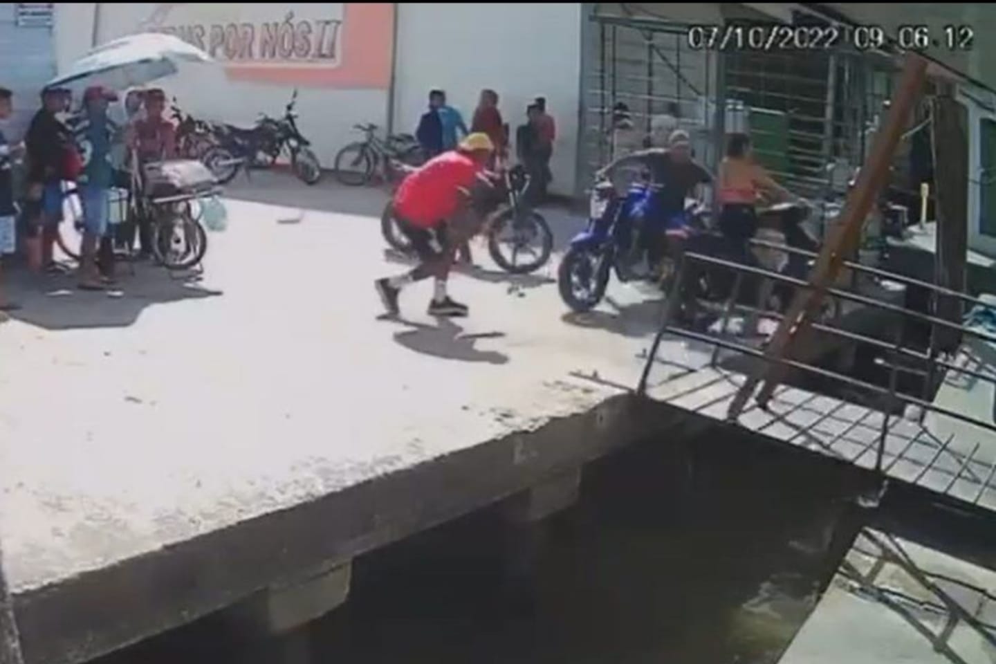 Mulher perde controle de moto e cai dentro do rio no Marajó