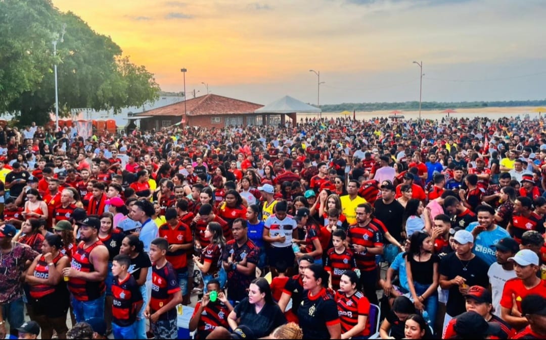 Torcedores do Flamengo lotam a Praça São Félix de Valois, em Marabá
