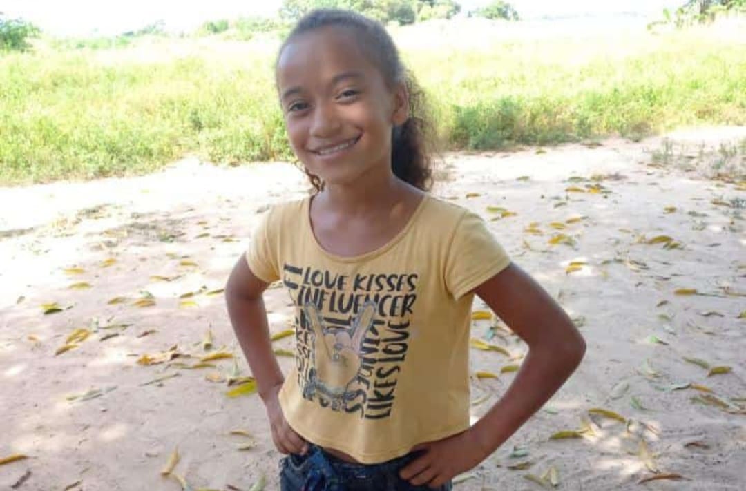 Caminhão carregado de tijolos tomba e mata menina em Goianésia do Pará