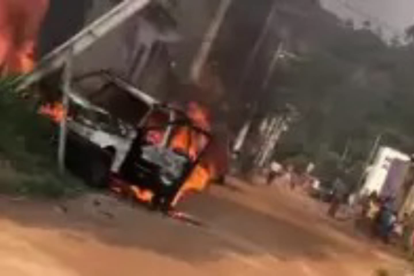 Carro pega fogo ao colidir com poste no sudoeste do Pará