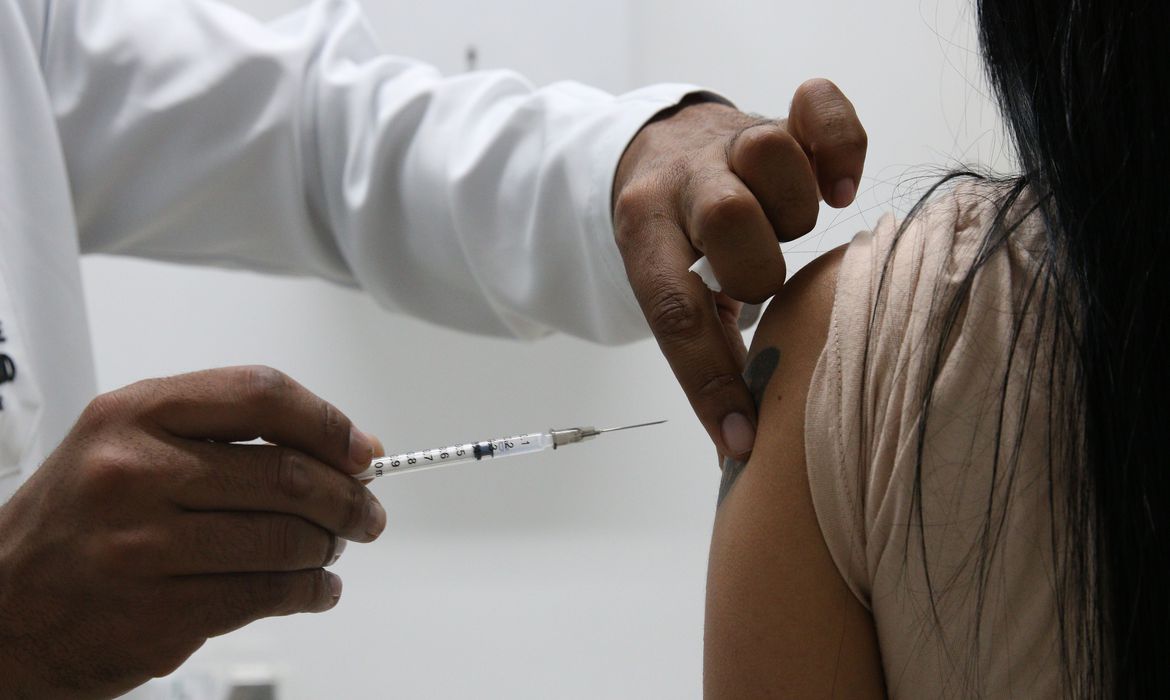 Covid-19: primeiros testes de vacina brasileira terão 400 voluntários