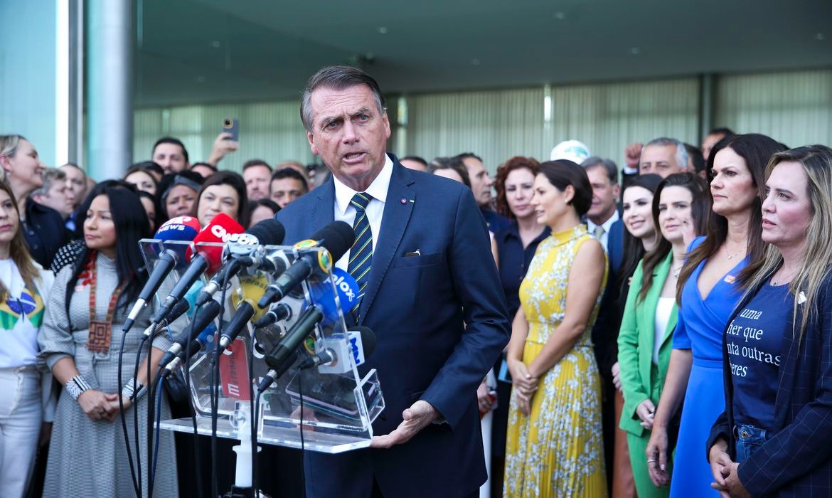 Bolsonaro recebe apoio de deputados reeleitos no Palácio da Alvorada