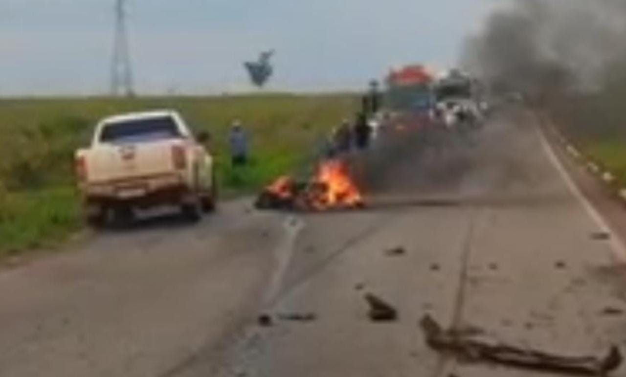 Motociclista morre após carro e moto colidirem e pegarem fogo na BR-155