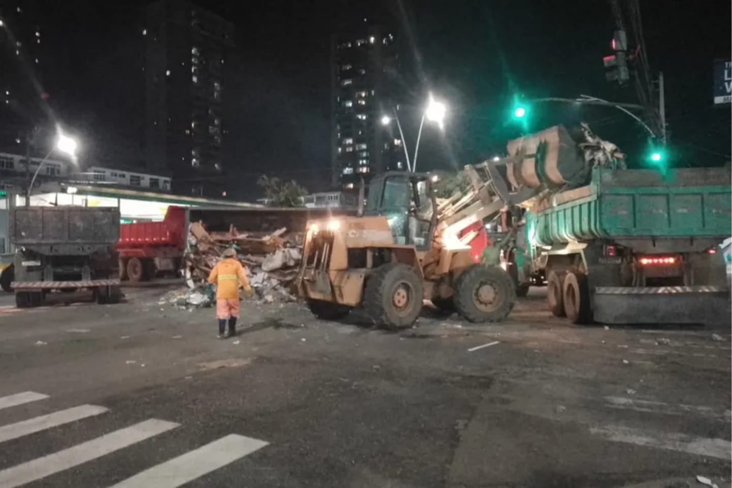 Caminhão de lixo tomba e interdita via no Pará