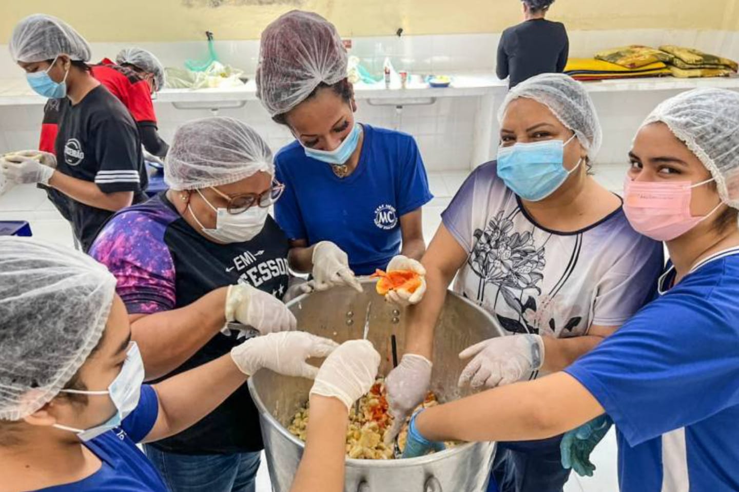 No Pará, alunos aprendem a importância das vitaminas durante preparação de salada de frutas