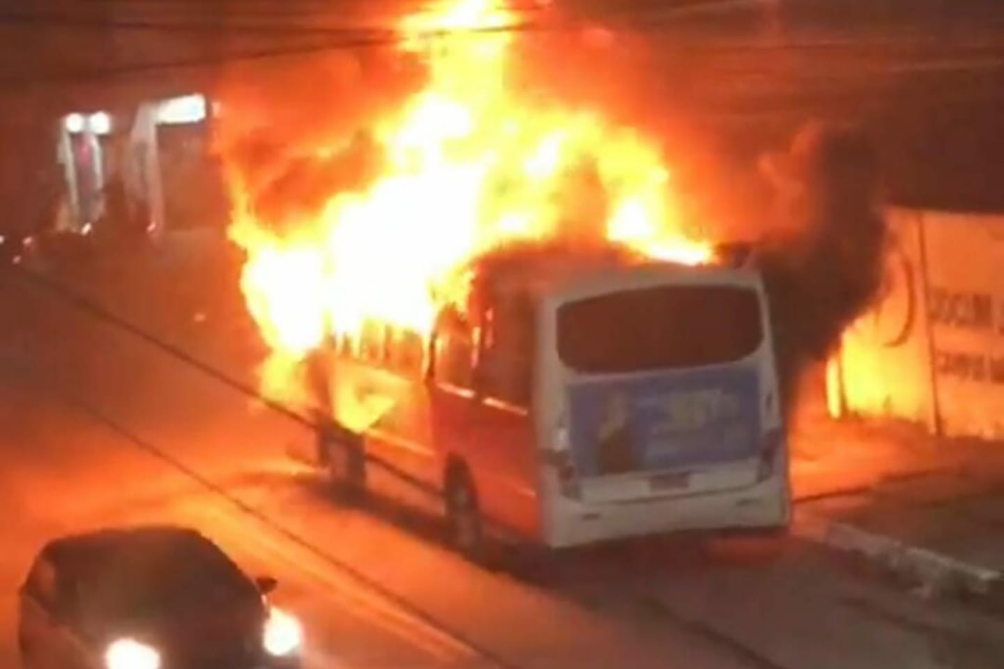 Ônibus é tomado pelo fogo em Ananindeua