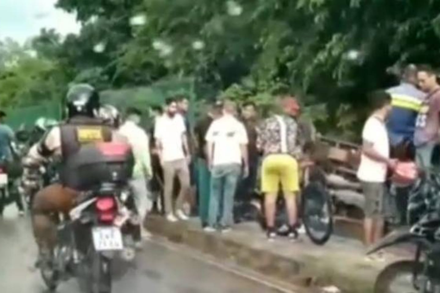 Caminhão perde controle e invade área de mata no Pará