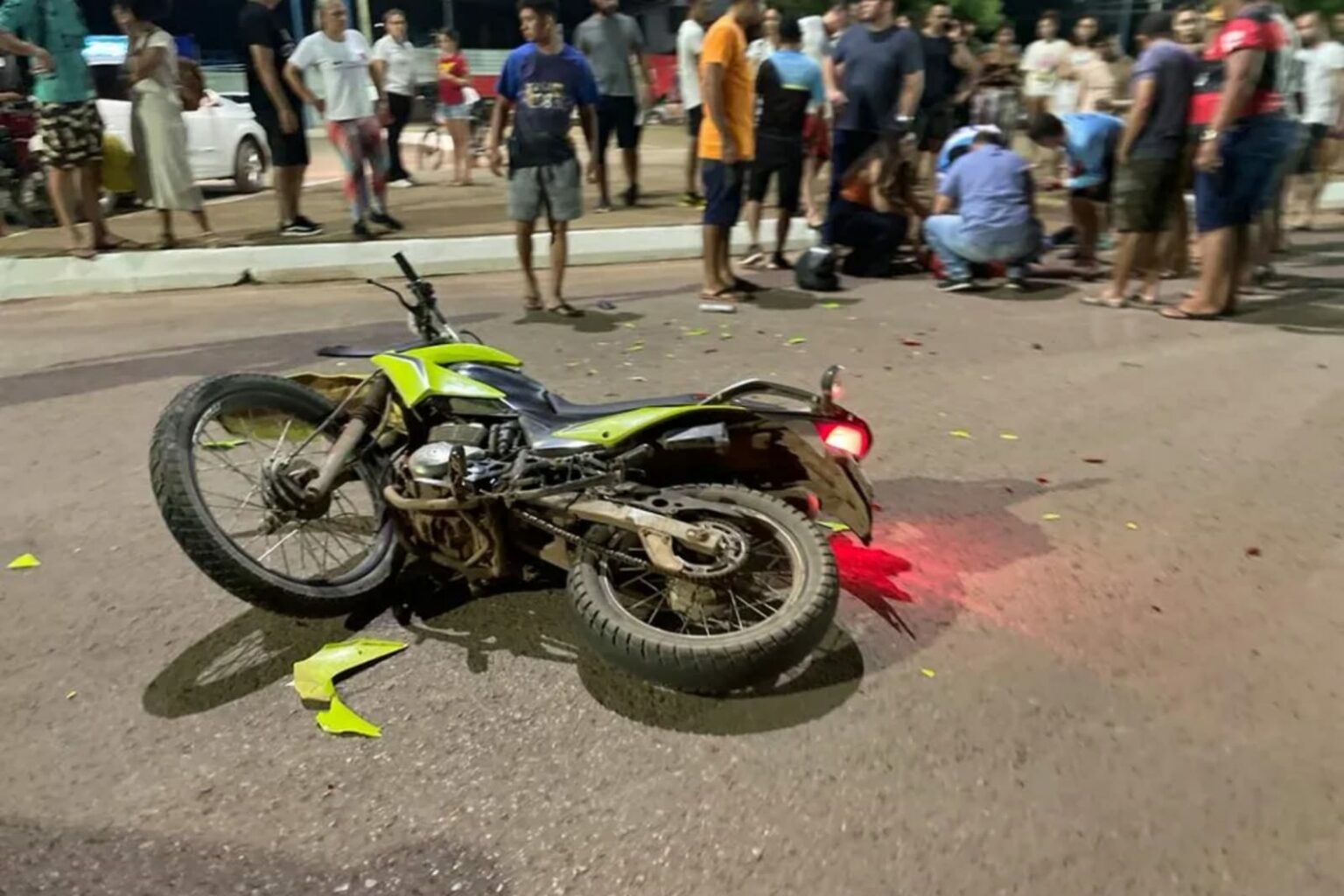 Duas pessoas ficam feridas após motocicleta bater na traseira de carro no Pará